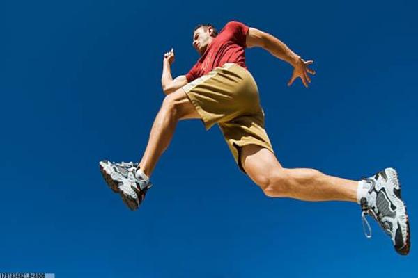 杰成体育篮球培训刘磊，明星教练教学解析！(图1)